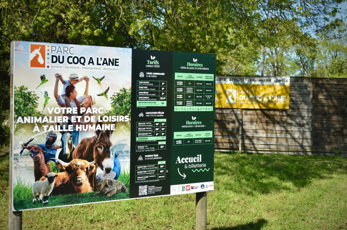 Panneau d'informations à l'entrée du Parc